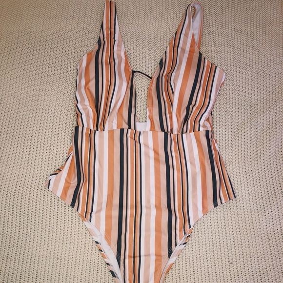 Cupshe one piece swimsuit - Picture 1 of 4